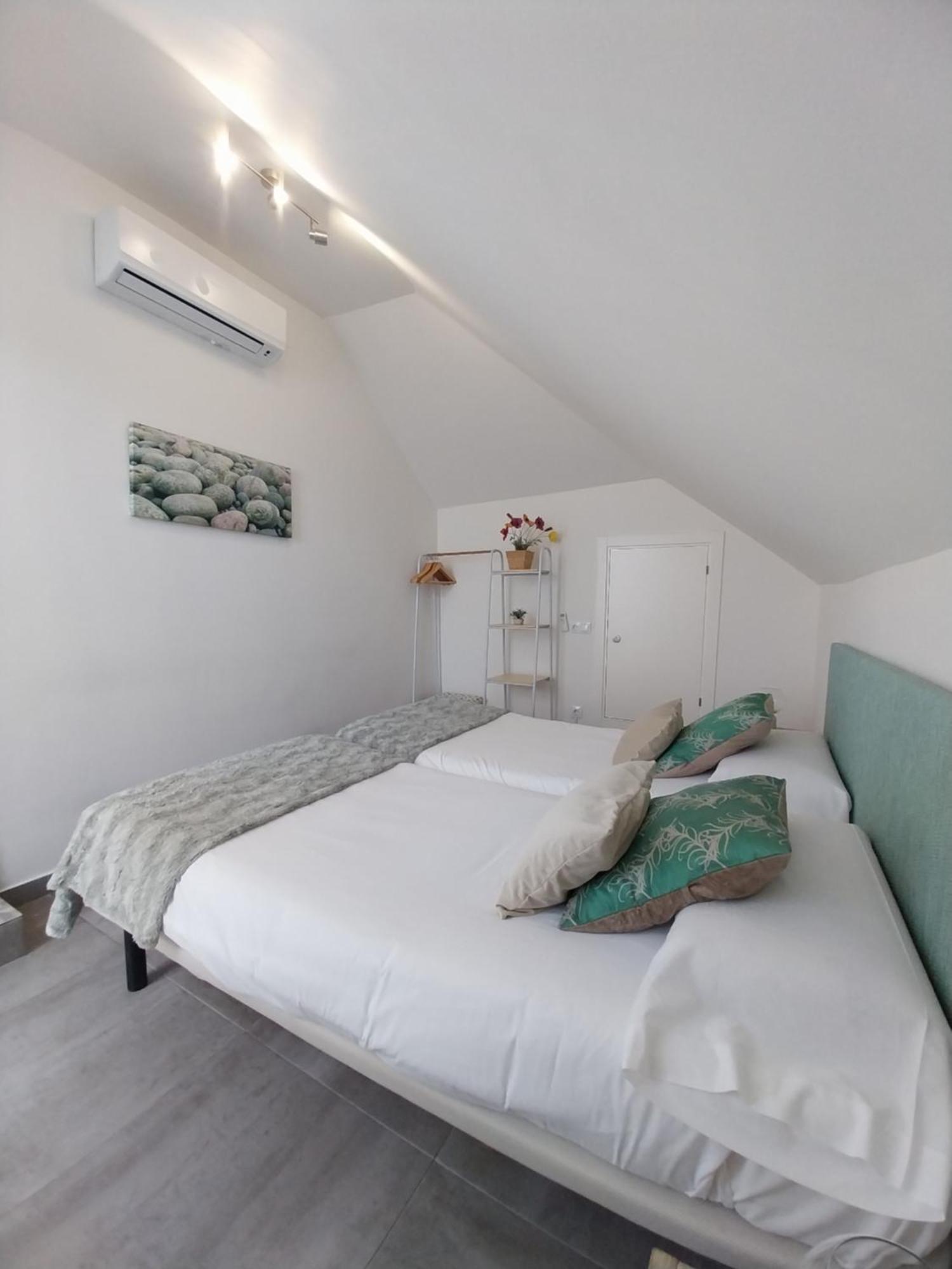 Apartamentos El Marques Малага Стая снимка